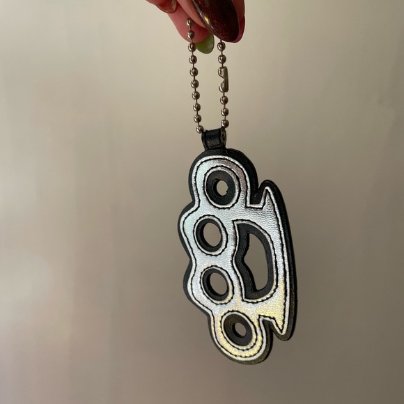 VINTAGE brass knuckles keychain - Picture 3 of 4